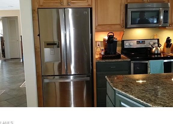 KITCHEN WITH GRANITE AND STAINLESS APPLIANCES