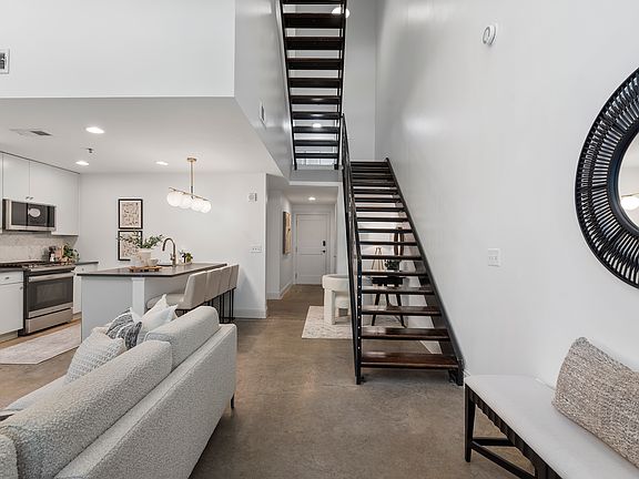5th image of 905 Juniper St NE #116