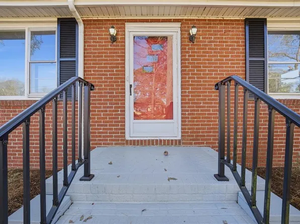 305 Bobby Jones Dr, Portsmouth, VA 23701