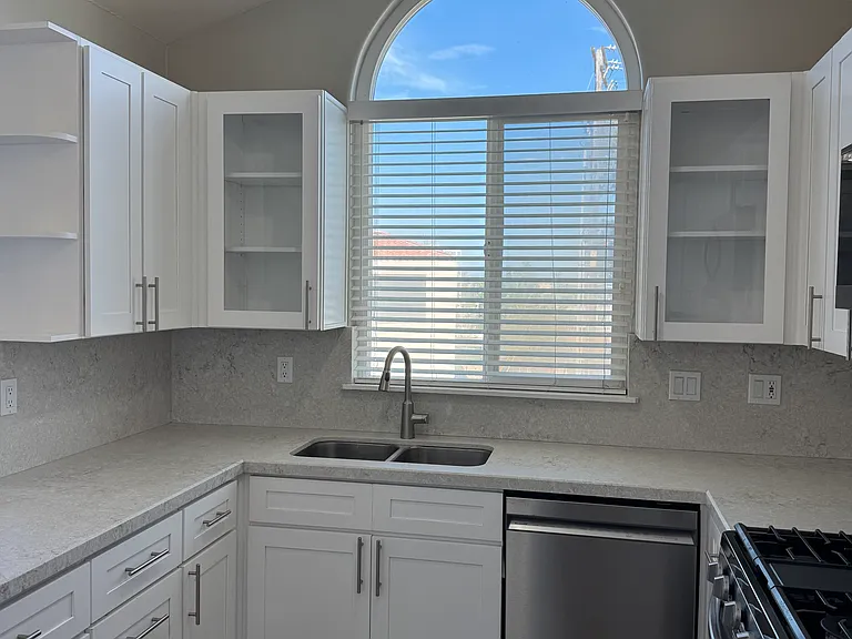 136 N Rios Ave — Photo 10