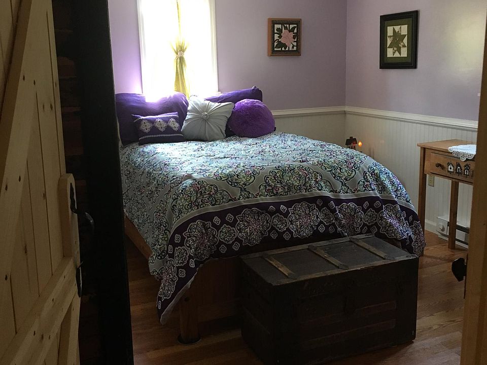 Queen bed, hardwood floors