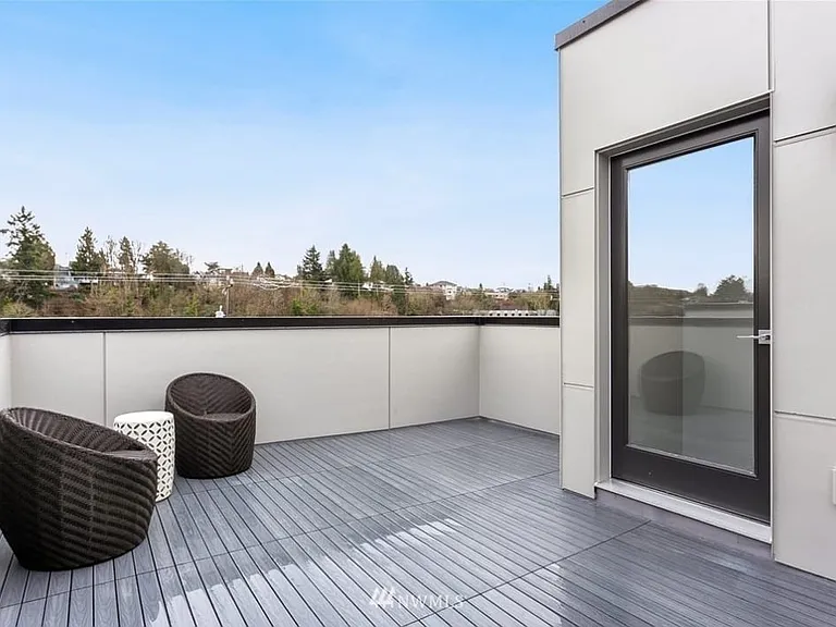 5251 Fauntleroy Way SW — Photo 11