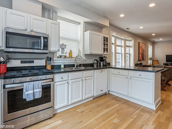 5th image of 3045 W Sunnyside Ave #2