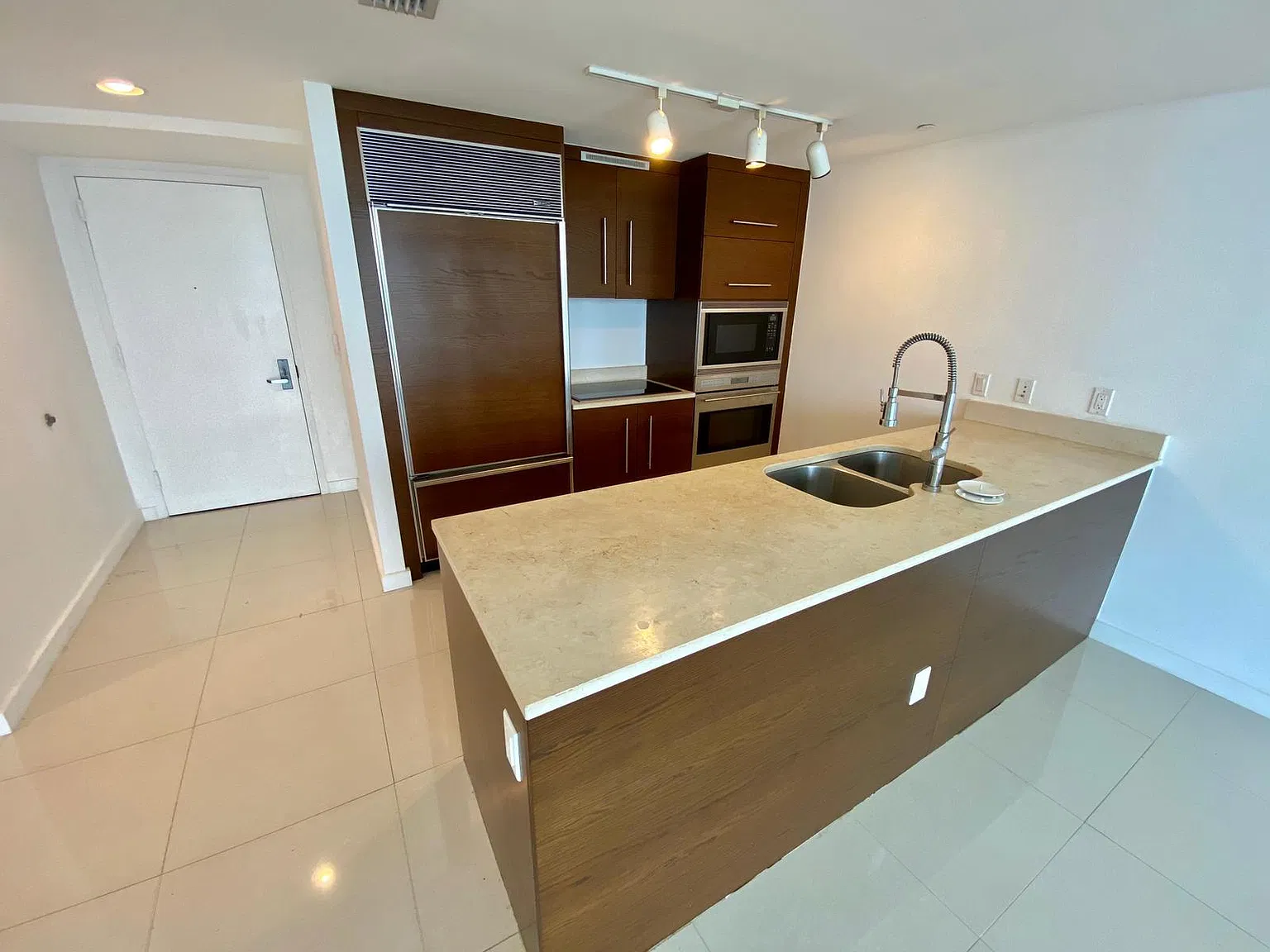 1 bed, 798 sqft, $3,300 — Photo 4