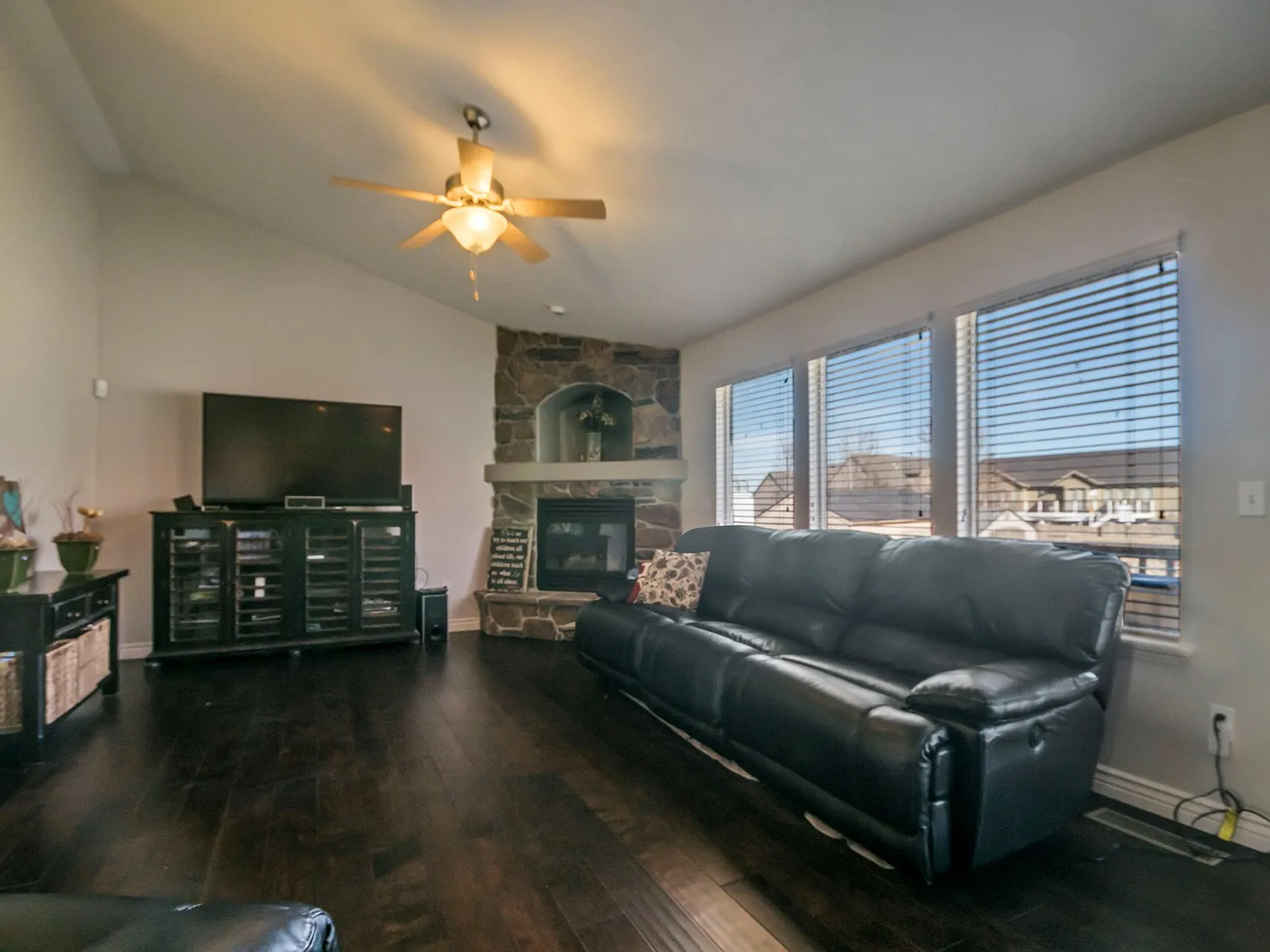 5 bed, 3.5 bath, 3600 sqft, $3,400 — Photo 2