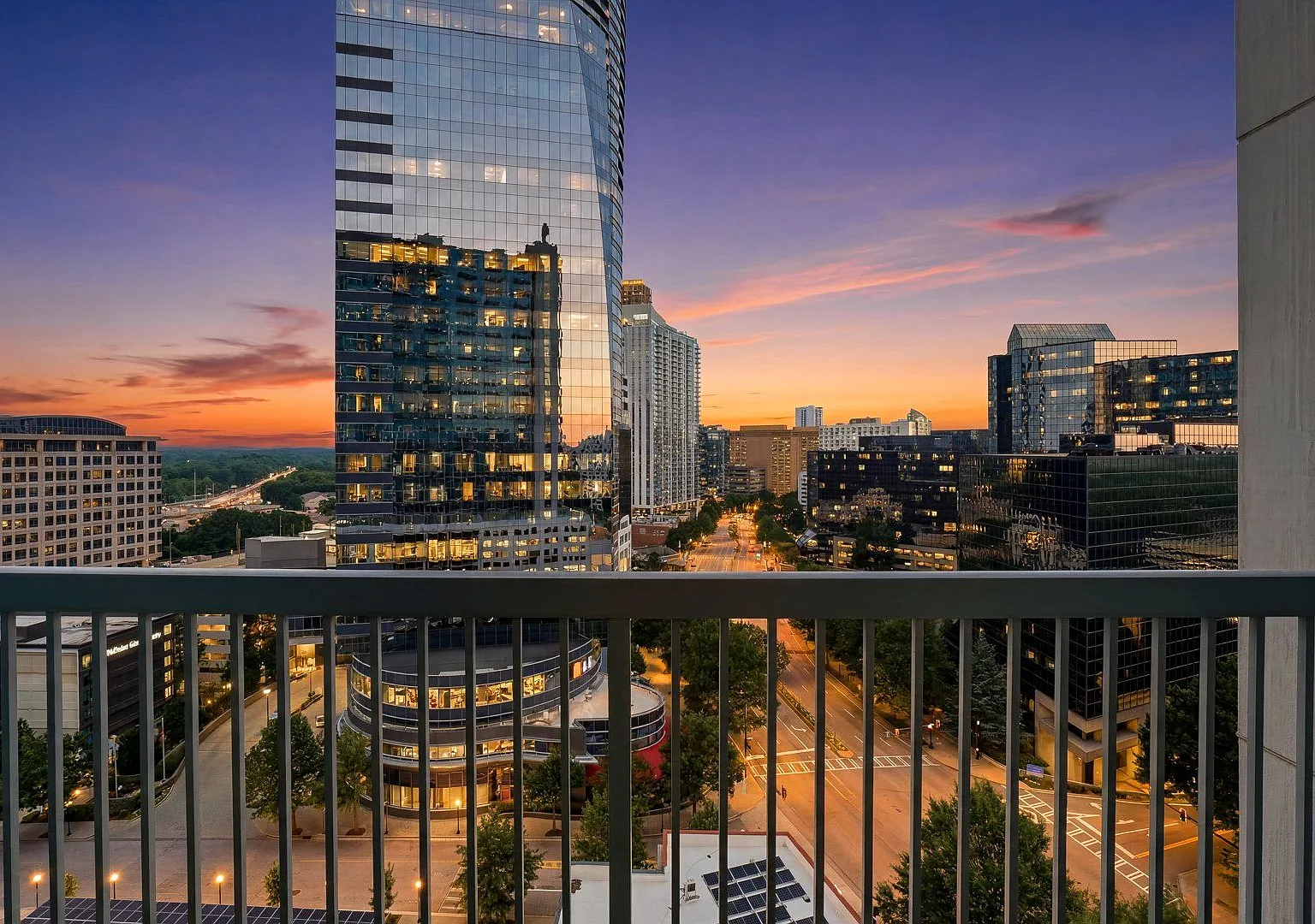 One bedroom condo located in heart of Buckhead! — Photo 2