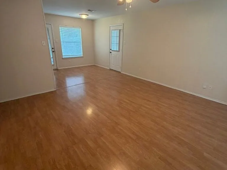 907 Hodge St — Photo 2
