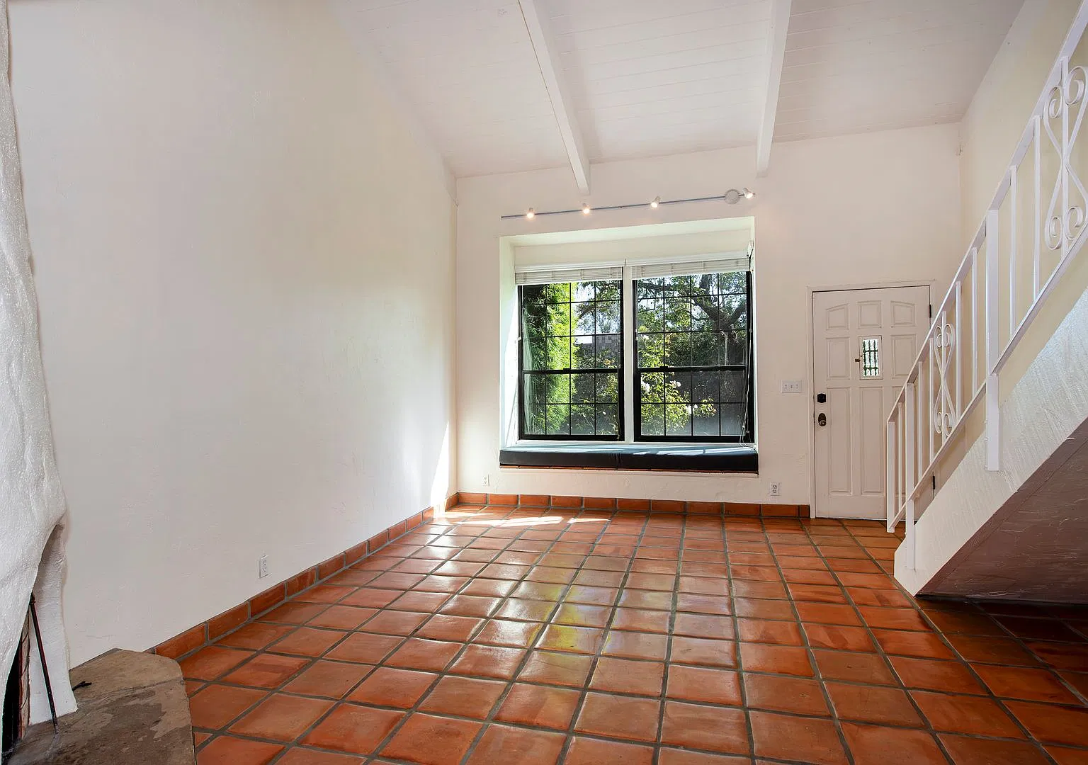 Spanish-style 3/2 Montecito Condo in MUS school district! — Photo 3