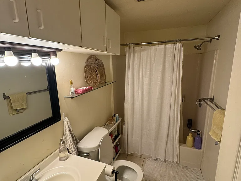 228 W 9th St #1R — Photo 8