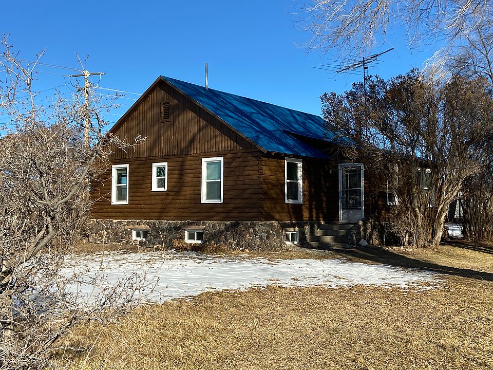Front area and yard of house
