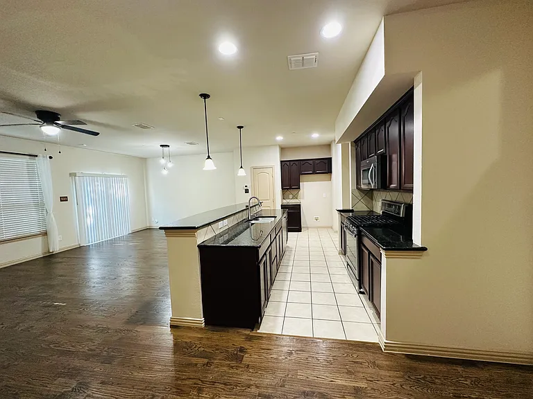2249 Salado Dr — Photo 3