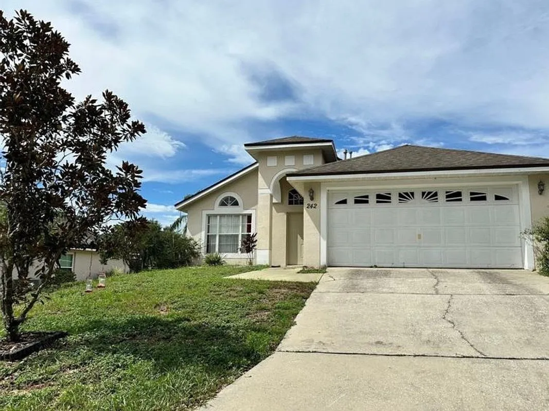 3 bed, 2.0 bath, 1104 sqft, $2,300 — Photo 1