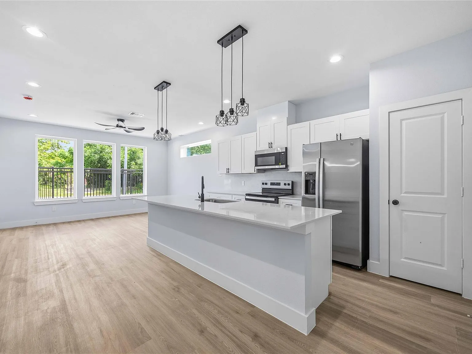 2 bed, 2.5 bath, 1052 sqft, $1,750 — Photo 2