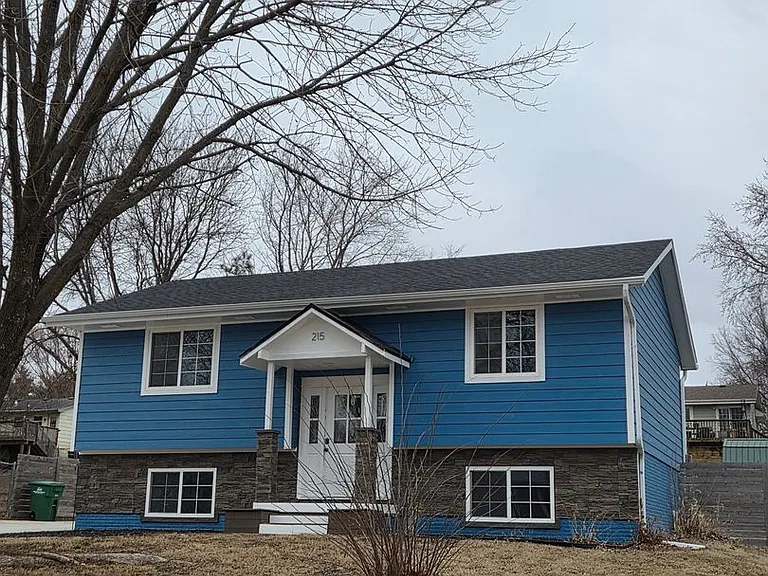215 Knoll Dr — Photo 1