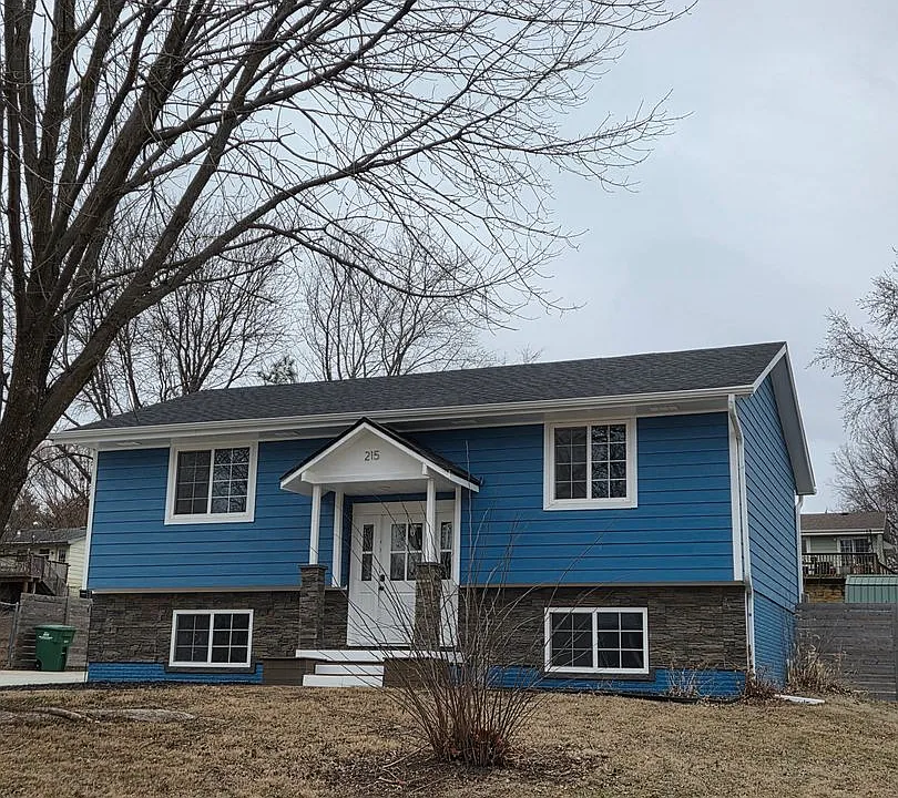 215 Knoll Dr
