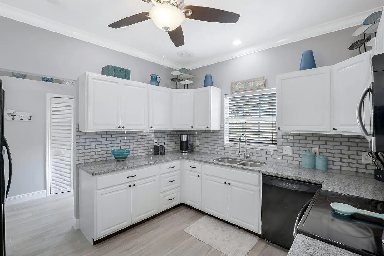 4 bed, 2.5 bath, 2105 sqft, $6,995 — Photo 2