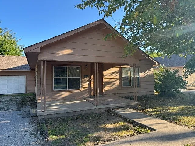 3 bed, 2.0 bath, 1858 sqft, $1,200 — Photo 1