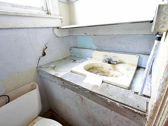 2nd image of 638 Hopley Ave