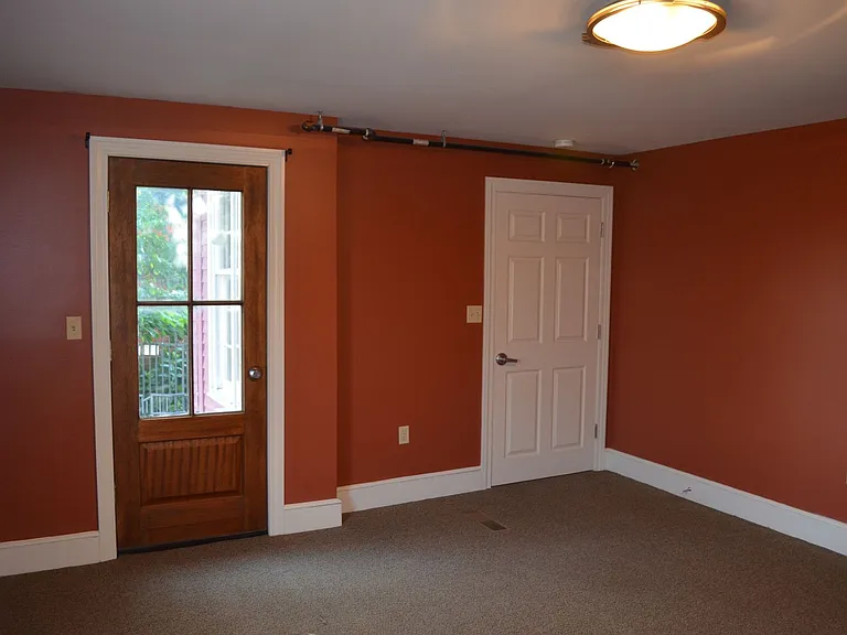 1013 E. Walnut — Photo 17