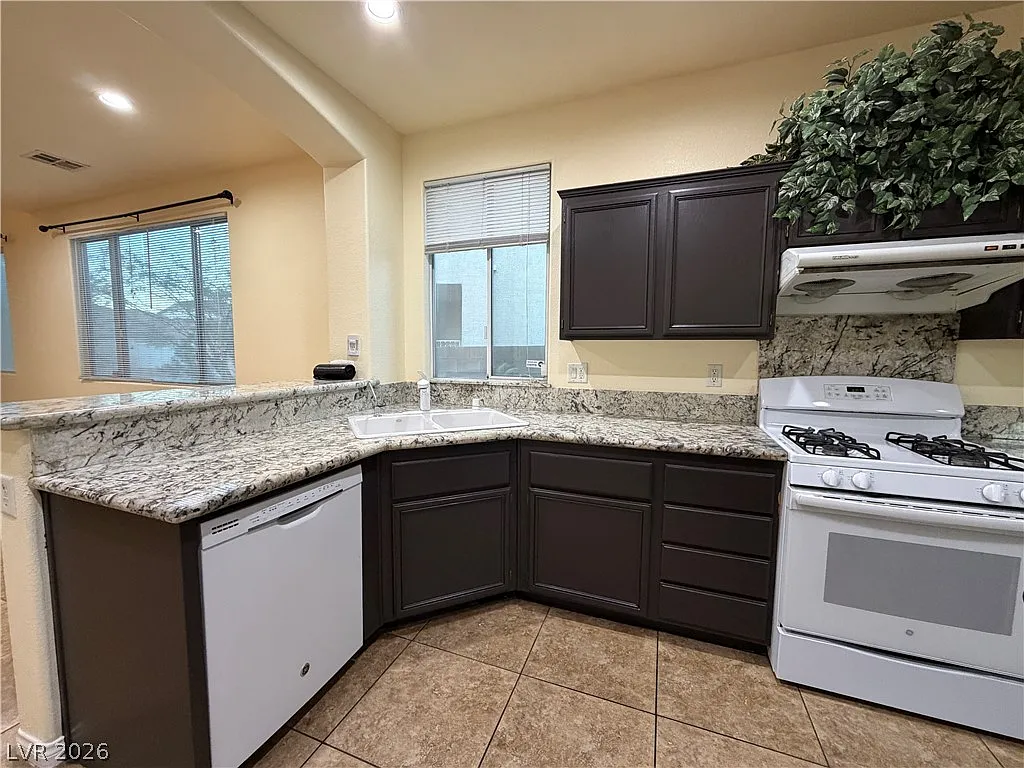 3 bed, 2.5 bath, 1710 sqft, $2,095 — Photo 1