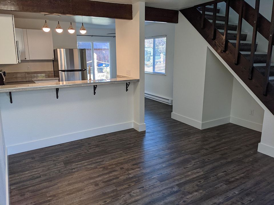 Living room, breakfast bar, kitchen