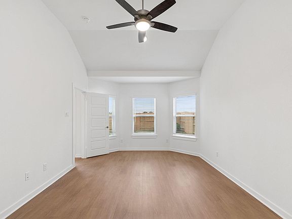 4th image of 32503 Midsummer Dr