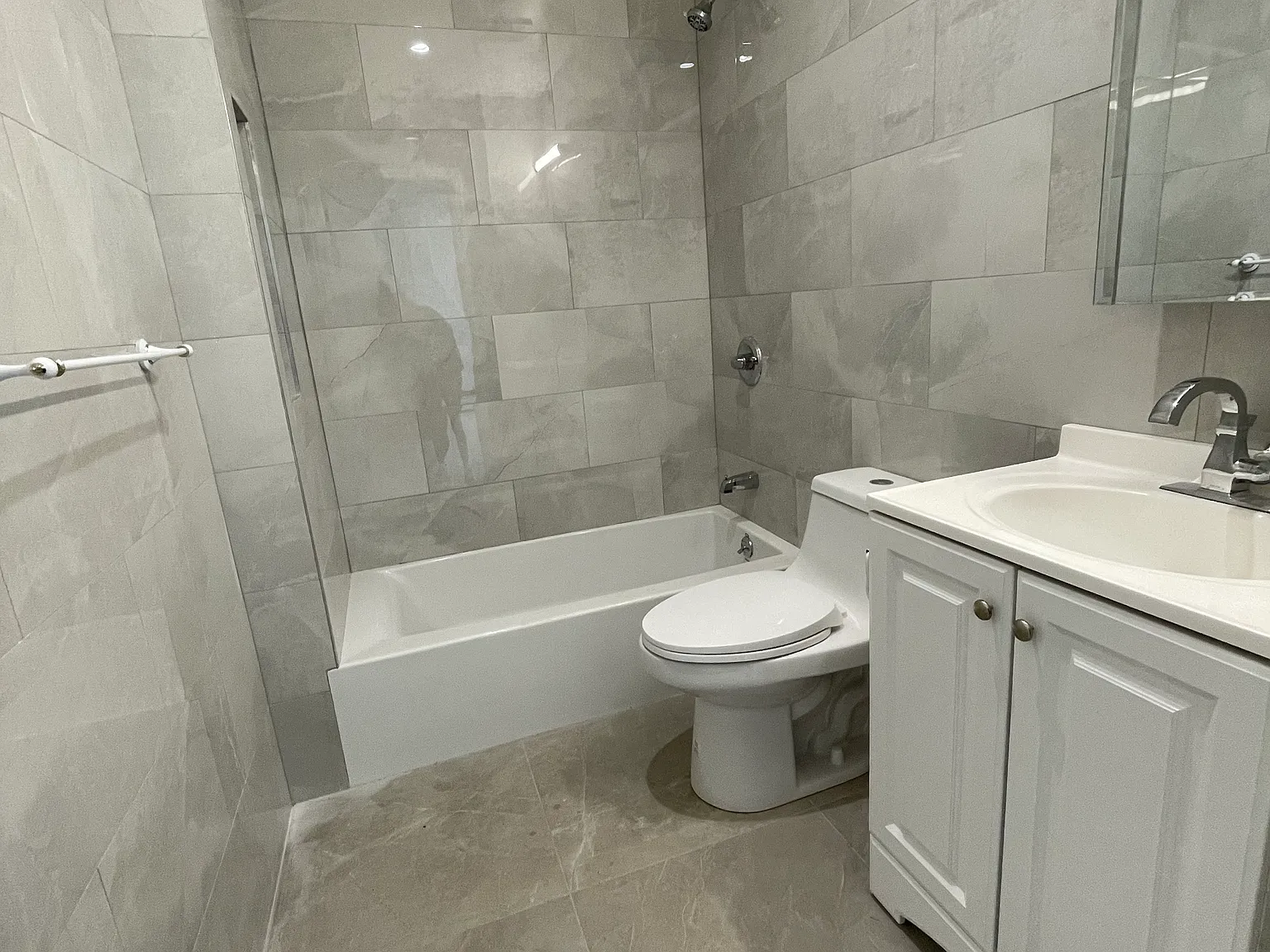 2 bed, 750 sqft, $3,240 — Photo 4