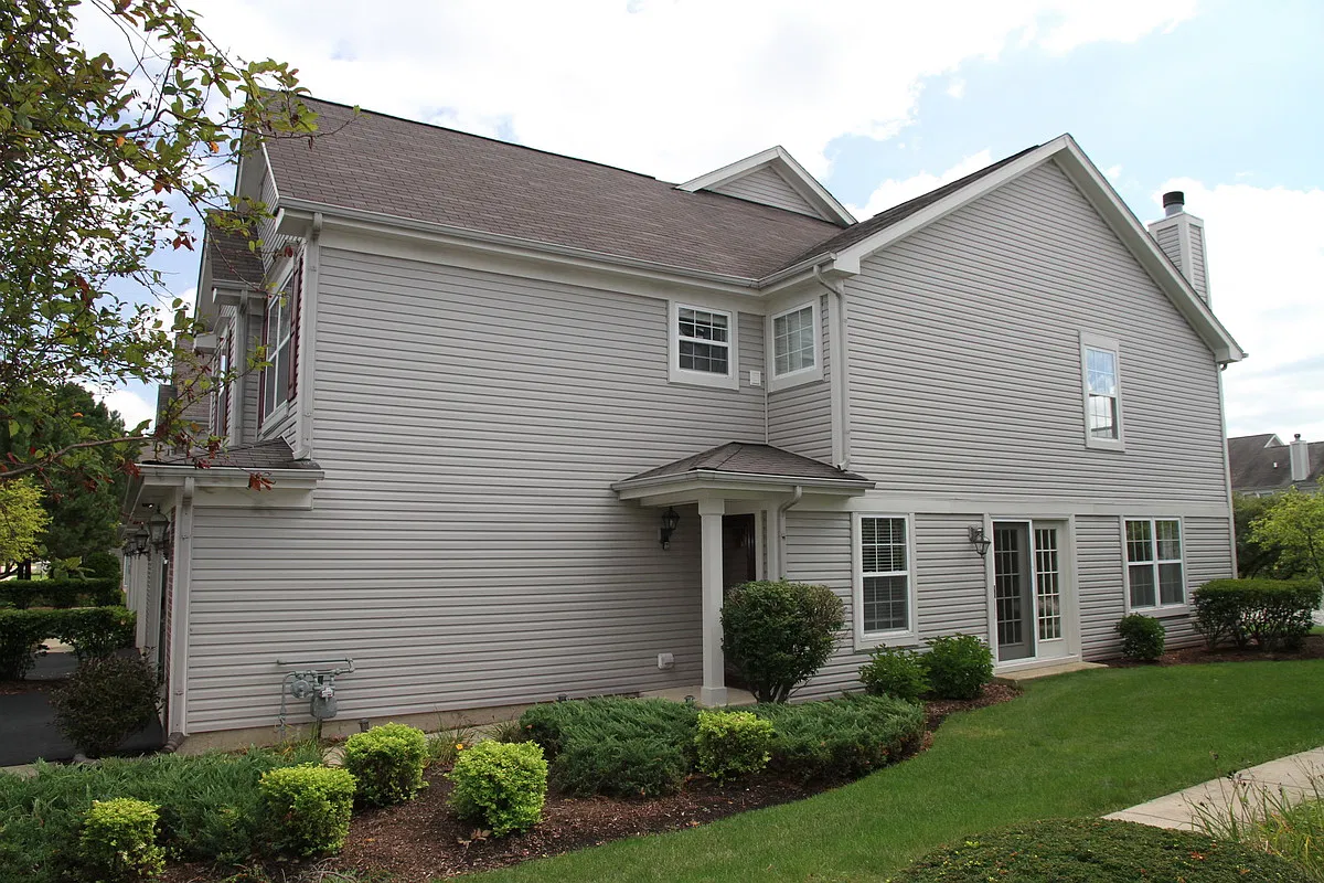 3 bed, 2.5 bath, 1719 sqft, $3,050 — Photo 2
