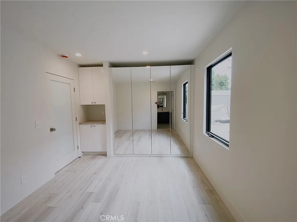 2 bed, 880 sqft, $4,700 — Photo 2