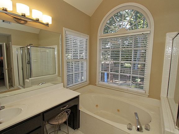 4th image of 3965 Bridlewood Dr