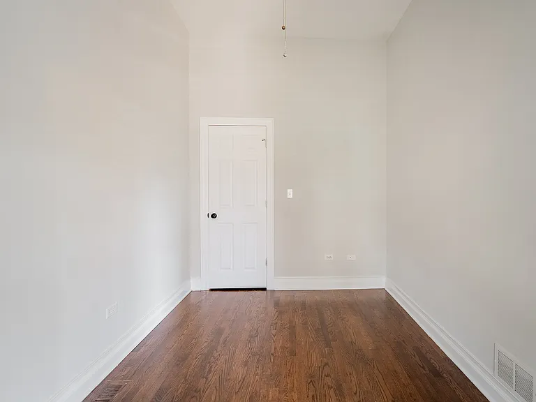 933 W Newport — Photo 14