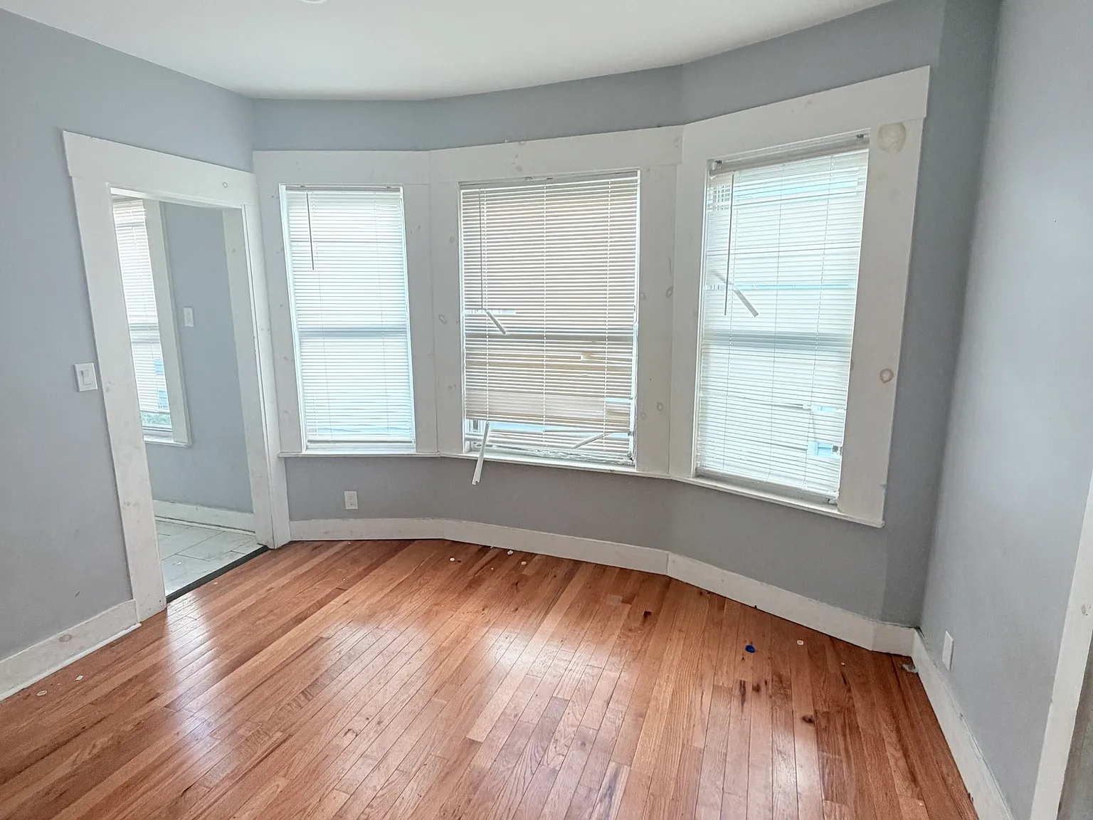3 bed, 1.0 bath, 3435 sqft, $1,850 — Photo 4