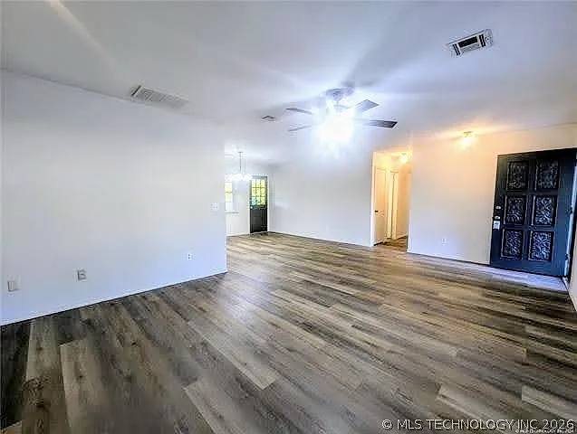121 W Jefferson Pl — Photo 3