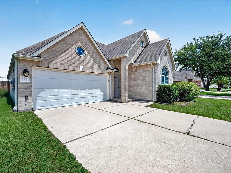 9241 Clearwood Landing Blvd — Photo 2