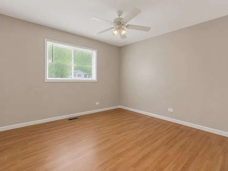 6847 Hawthorne Ln — Photo 10