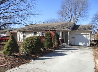 1171 S Salt Pond Ave, Marshall, MO 65340