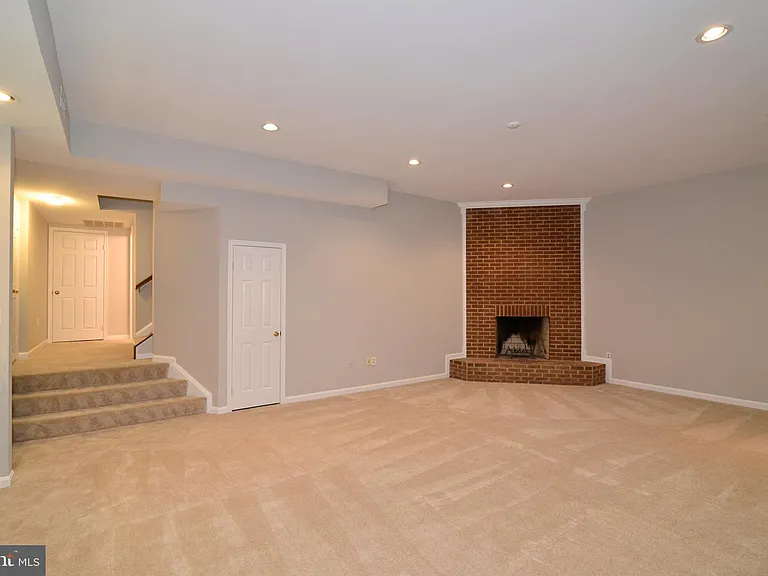 10200 Aspen Willow Dr — Photo 44
