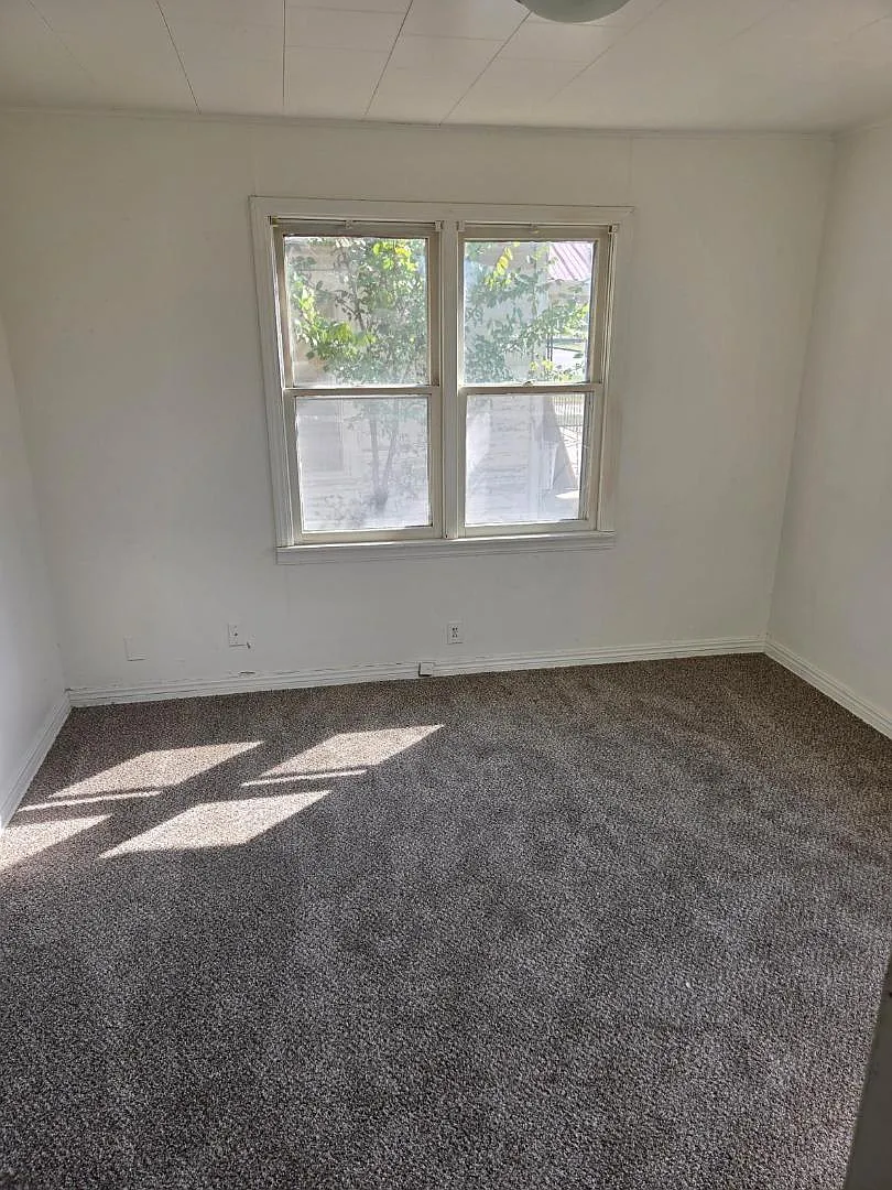 Property Photo - 204 E 7th St