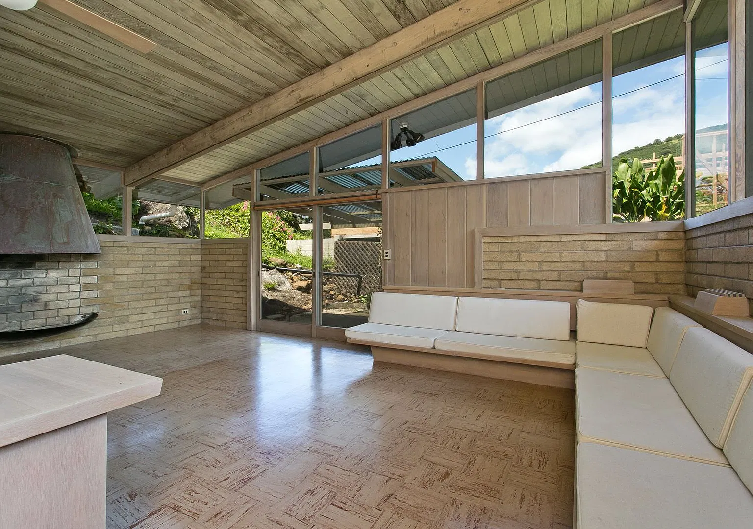 Available now, 5 bedroom 2 bath in Manoa — Photo 2