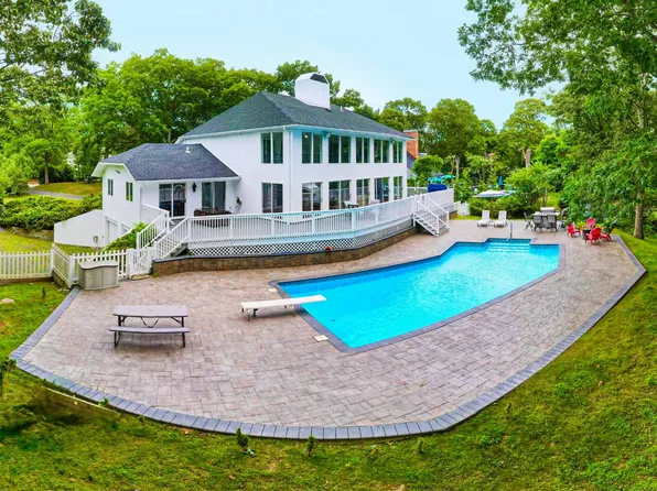 19 Bay Woods Dr, Hampton Bays, NY 11946