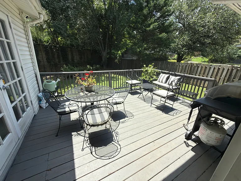 712 Hoadley Dr — Photo 2