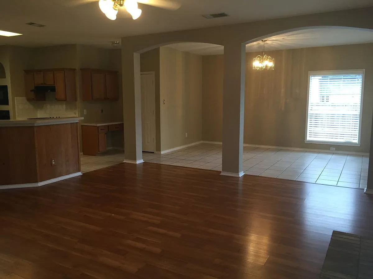 4 bed, 2472 sqft, $2,300 — Photo 4
