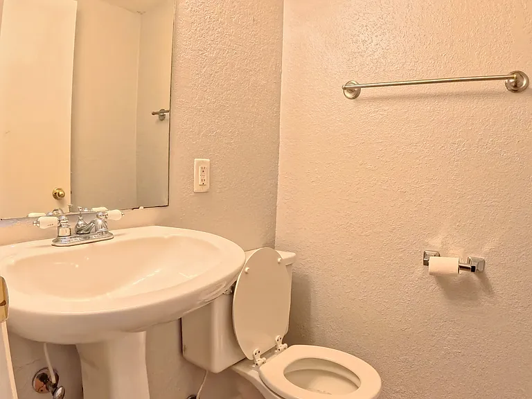 24837 Auburn Ln — Photo 3