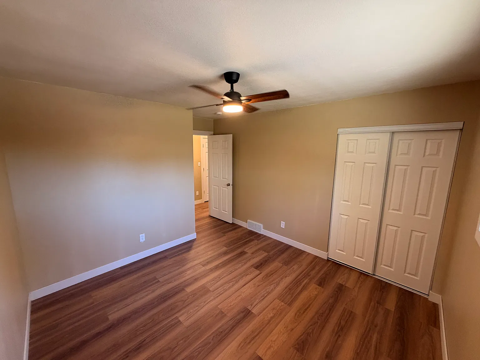 2 bed, 1.5 bath, 900 sqft, $1,900 — Photo 4