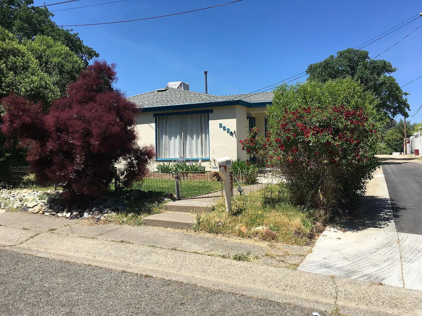 Downtown home with yard! — Photo 1