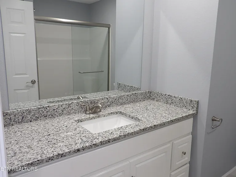 707 Oneida Ln — Photo 12