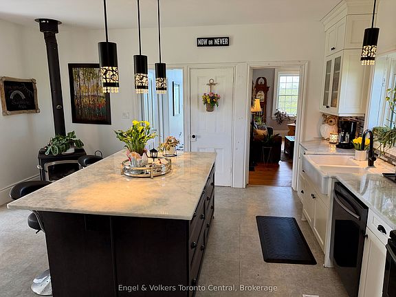 5th image of 268 Fox Ridge Rd