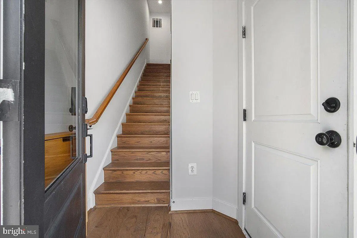 3 bed, 2.5 bath, 2560 sqft, $3,400 — Photo 3