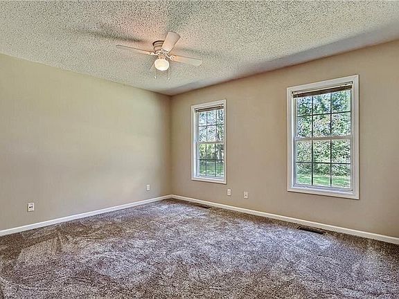 4th image of 369 Oakland Dr SE