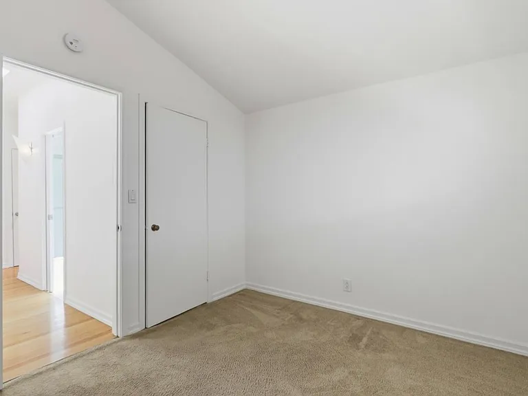 421 Burgoyne St — Photo 17